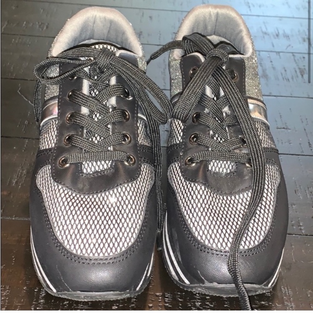 Excellent Preowned Condition Forever Sneakers Size 8.5. Very comfortable.